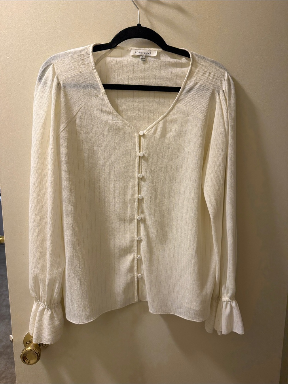 Rose & Olive Ivory Textured Button-Front Long Sleeve Blouse